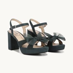 Life stride bow heels in evergreen